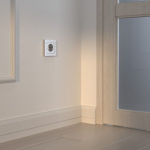 Розетка с заземлением и шторками серебряный