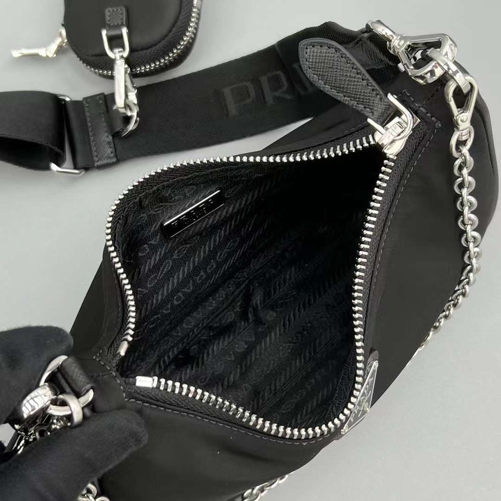 Prada Re-Edition 2005 с сумочкой для ключей