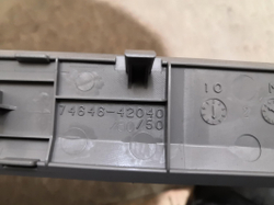 Накладка обшивки двери левая задняя RAV4 (XA40) 12-19 Б/У Оригинал 7464642040