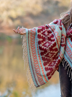 Теплый палантин с орнаментом