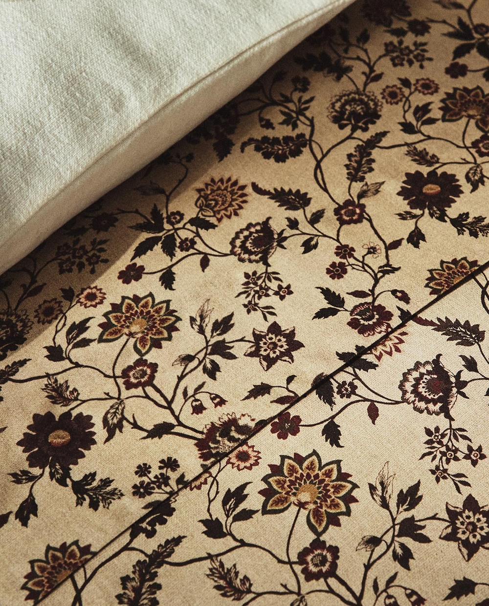 Zara Home - Атласная простыня с цветочным принтом, бежевый, 290x280 см