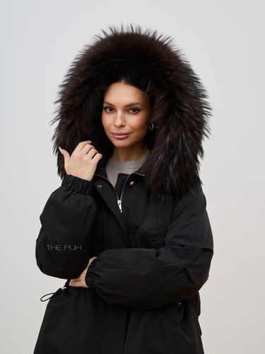 Черная пуховая парка с меховым капюшоном