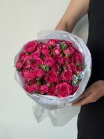 Букет из кустовых роз в ярком оттенке и оксипеталума