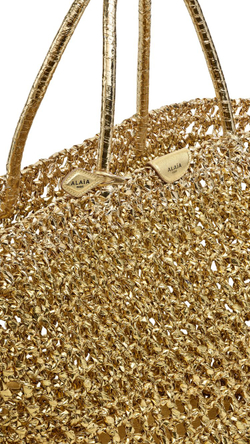 ALAÏA БОЛЬШАЯ СУМКА-КОРЗИНА ИЗ МЕТАЛЛИЗИРОВАННОЙ РАФИИ, ЗОЛОТОЙ