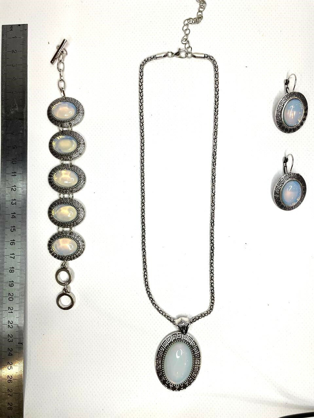 Комплект бижутерии. "Лунный камень" - подвеска, серьги и браслет в форме овала