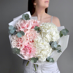 Нежный букет французская роза, гортензия и эвкалипт