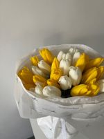 Букет из 35 белых и желтых тюльпанов