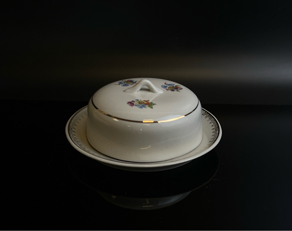 Маслёнка фарфоровая с крышкой, деколь цветы, золоченый узор, Пролетарий ФЗ, винтаж СССР 1958-1967 гг