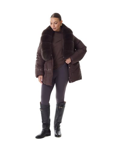 Винный удлиненный пуховик с поясом и меховым воротником
