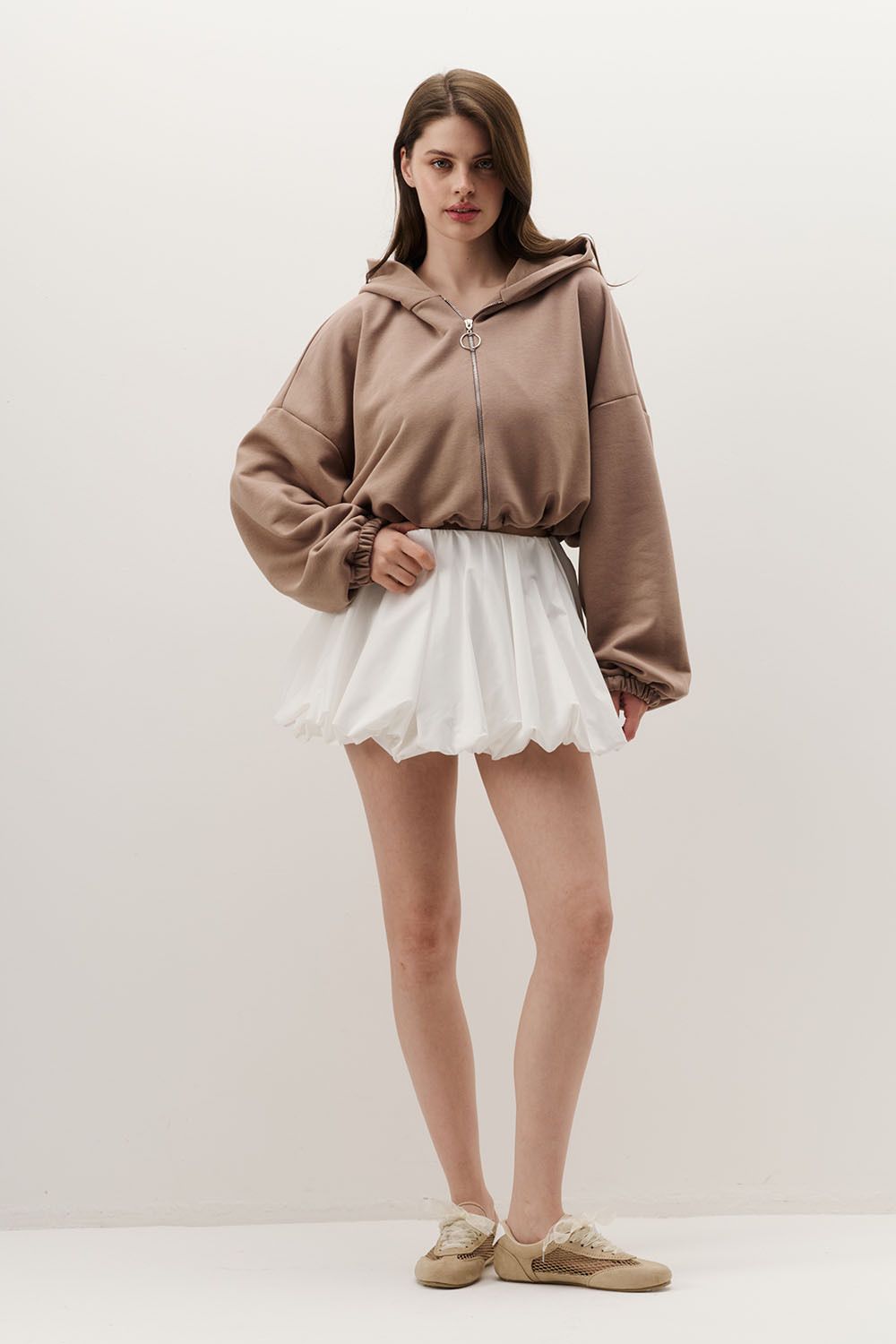 Укороченное худи на молнии цвета капучино