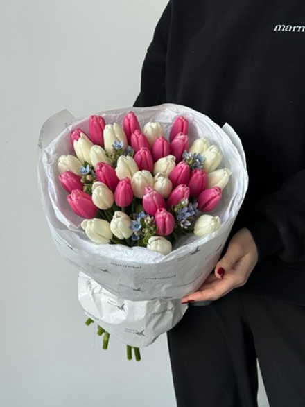 Букет из 35 тюльпана белого, розового цвета и незабудок - M