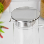 Кувшин из стекла с металлической крышкой