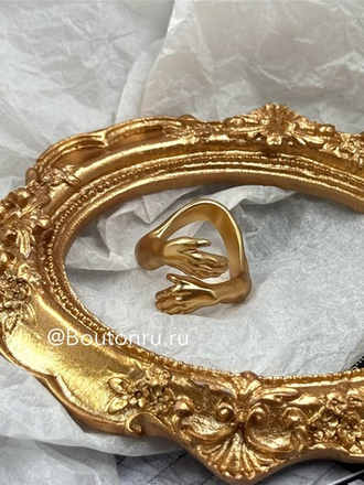 Кольцо золотистое "Обнимающие руки" Скиапар.