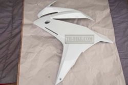 64430-MJW-J00ZJ. COWL, L. MIDDLE, *NHA96P*PEARL METALLOID WHITE, no stickers. Honda CBR500R/RA 2016-2018. Plastic CBR500