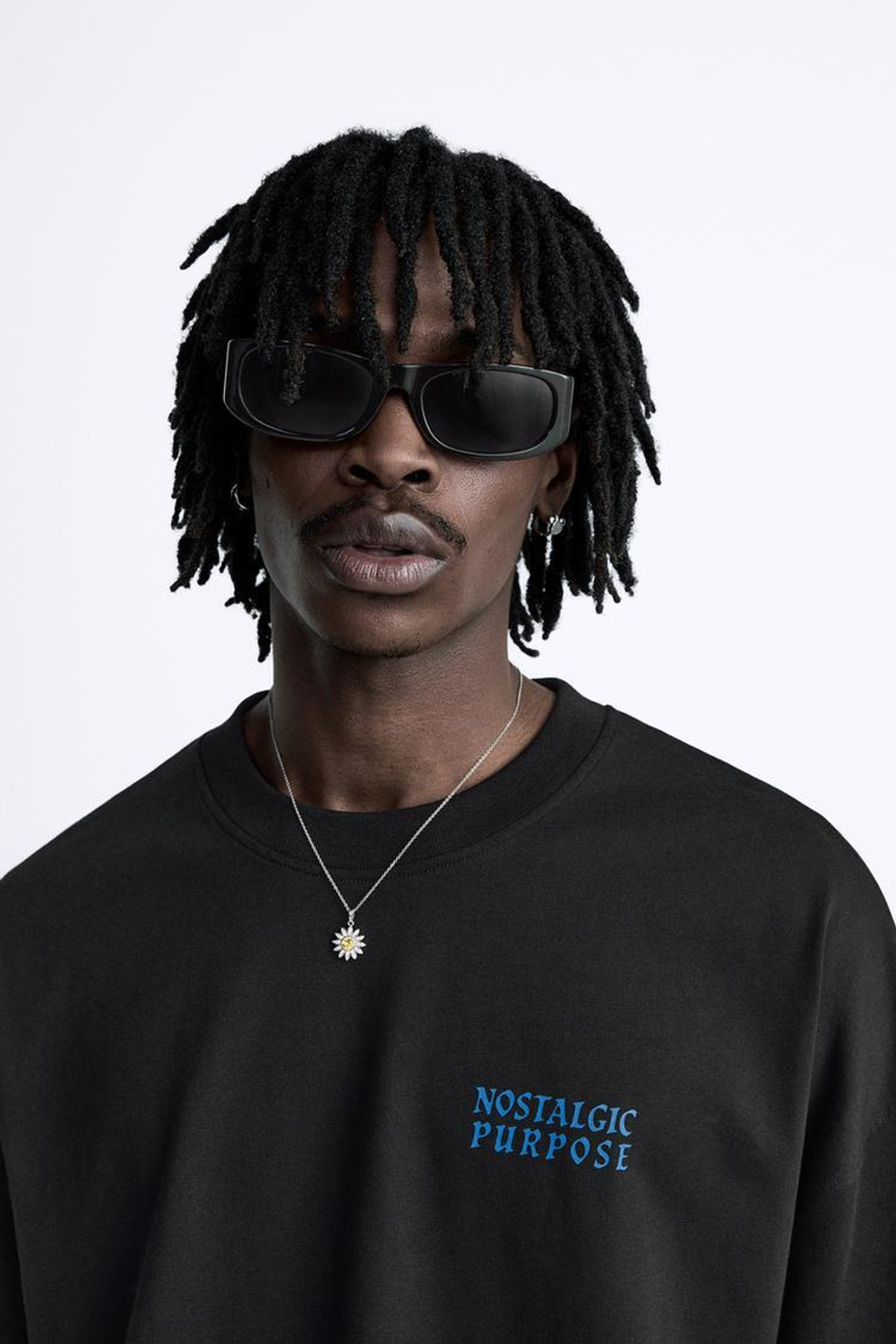 ZARA ФУТБОЛКА С КОНТРАСТНЫМ ПРИНТОМ, ЧЕРНЫЙ