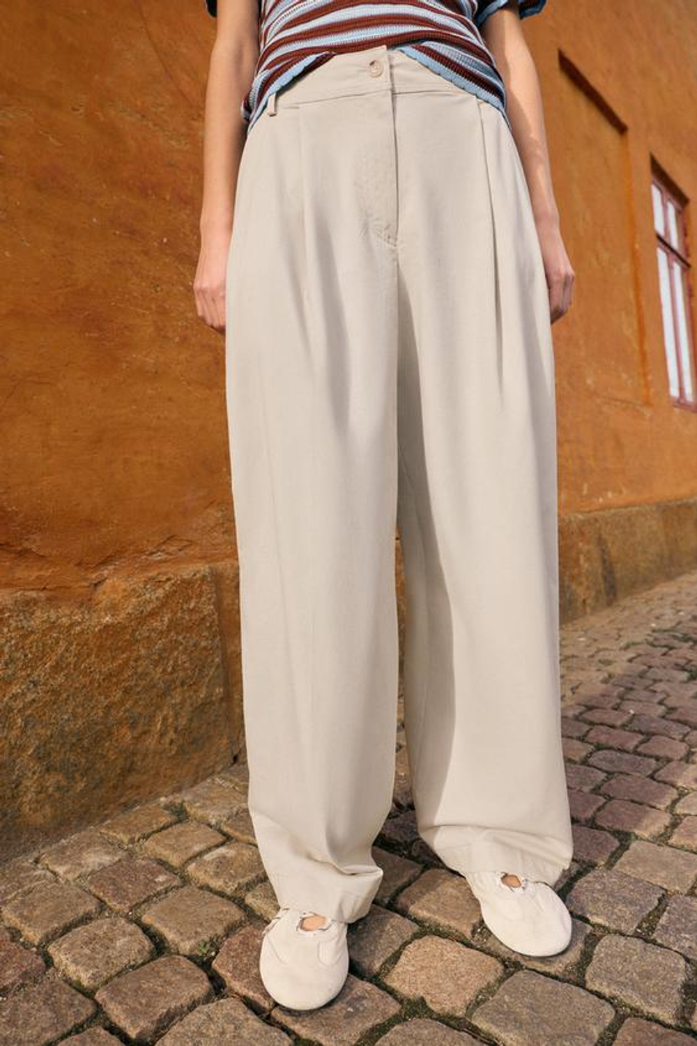 ZARA БРЮКИ BARREL С ЗАЩИПАМИ, ЭКРЮ