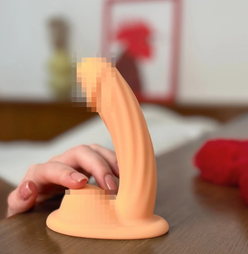 Вибратор с двойной стимуляцией и присоской Mikki телесный 13 см