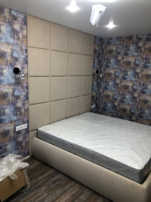 Стильная современная кровать с мягким изголовьем