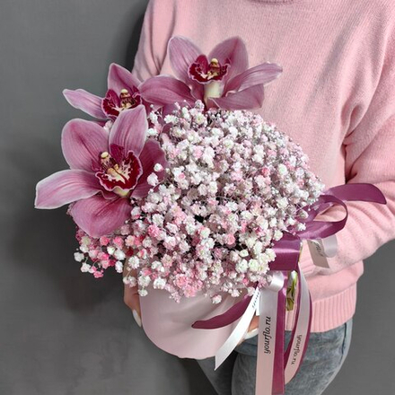 Коробка с гипсофилой и розовыми орхидеями