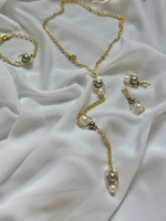 Серьги асимметричные miss Di золото с белым и серым жемчугом Майорка