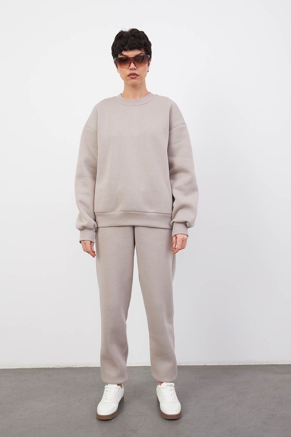 Утепленный свитшот цвета туман