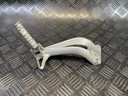 Подножка пассажирская левая Yamaha FZ1 Fazer RN17 (с кронштейном)