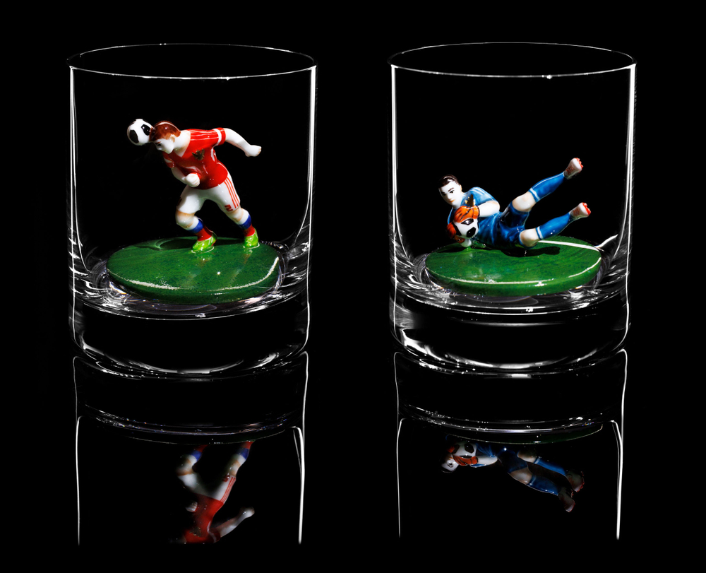 Подарочный набор из двух бокалов для виски в ореховой упаковке. «Футболисты. Два игрока».