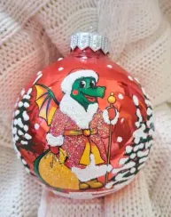 Стеклянный шар Дракоша Дед Мороз 80 мм., в подарочной упаковке, Коломеев (КУ-80-234052/1)