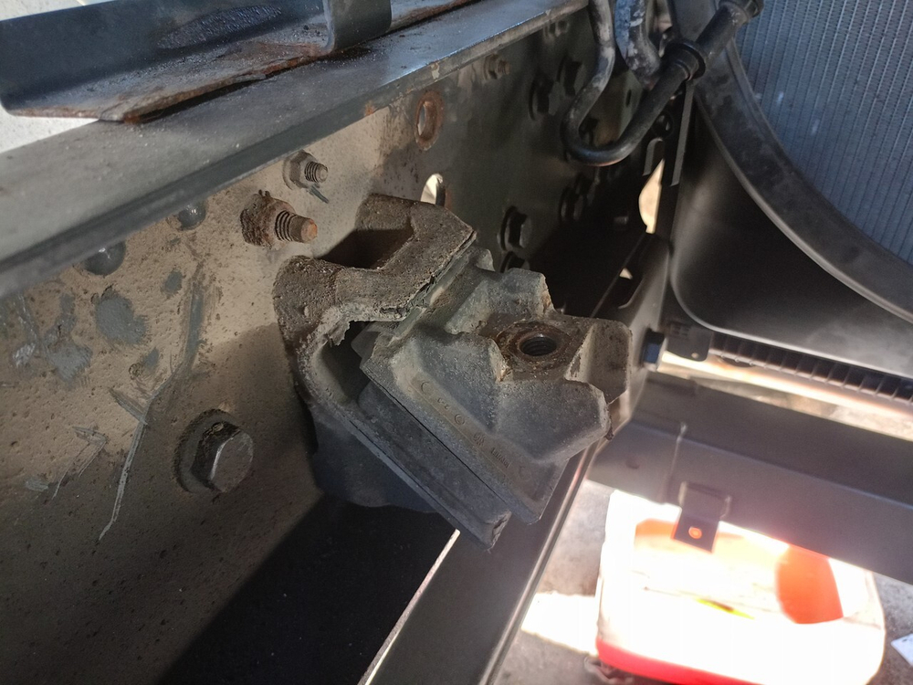 Подушка двигателя передняя