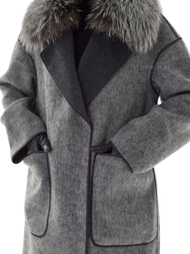 Серое пальто на поясе с меховым воротником