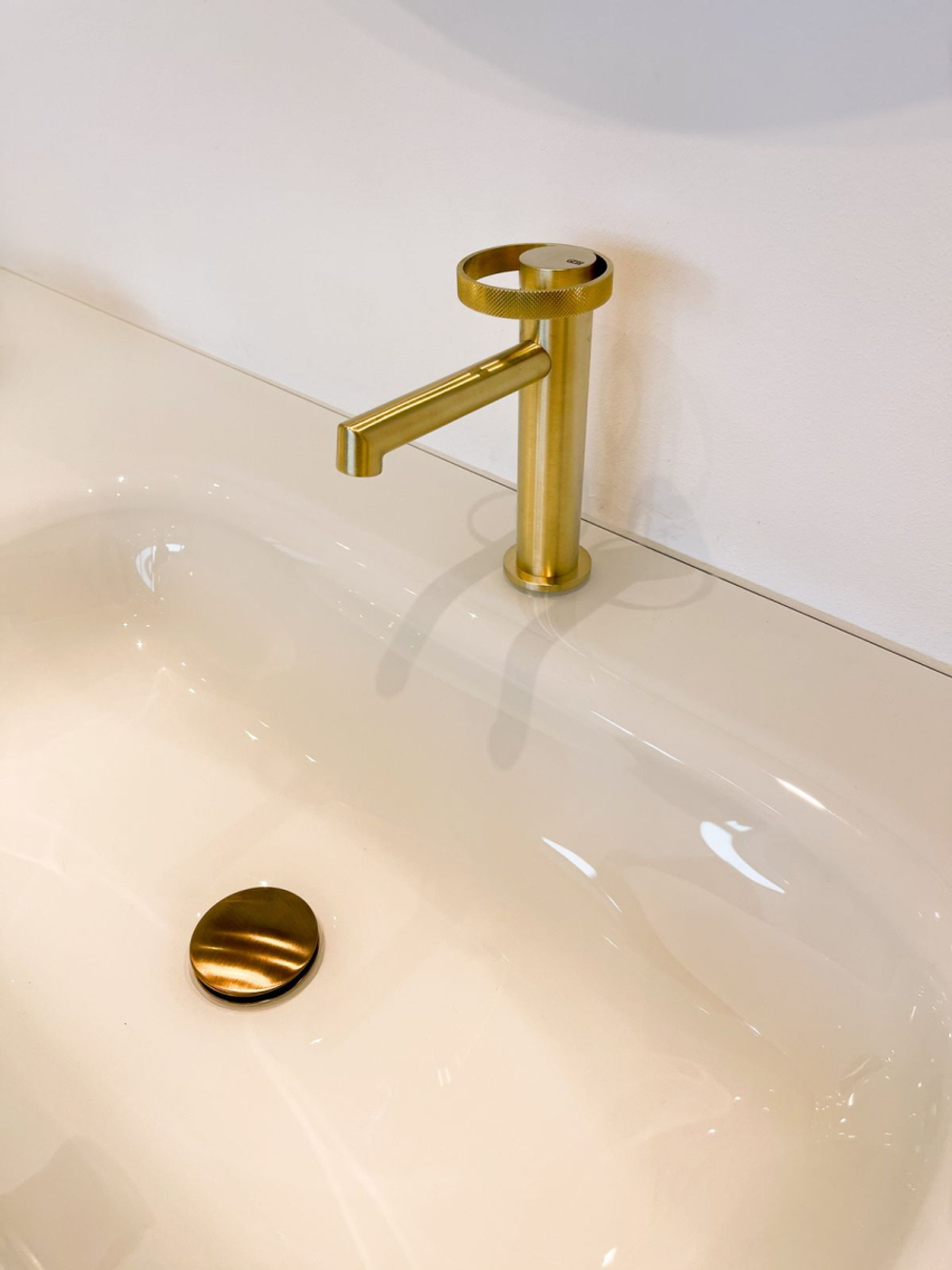 Смеситель для раковины Gessi Anello, низкий, однорычажный, без донного клапана цвет Warm Bronze Brushed PVD