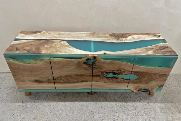 Шкаф из массива ореха с прозрачно-бирюзовой матовой смолой