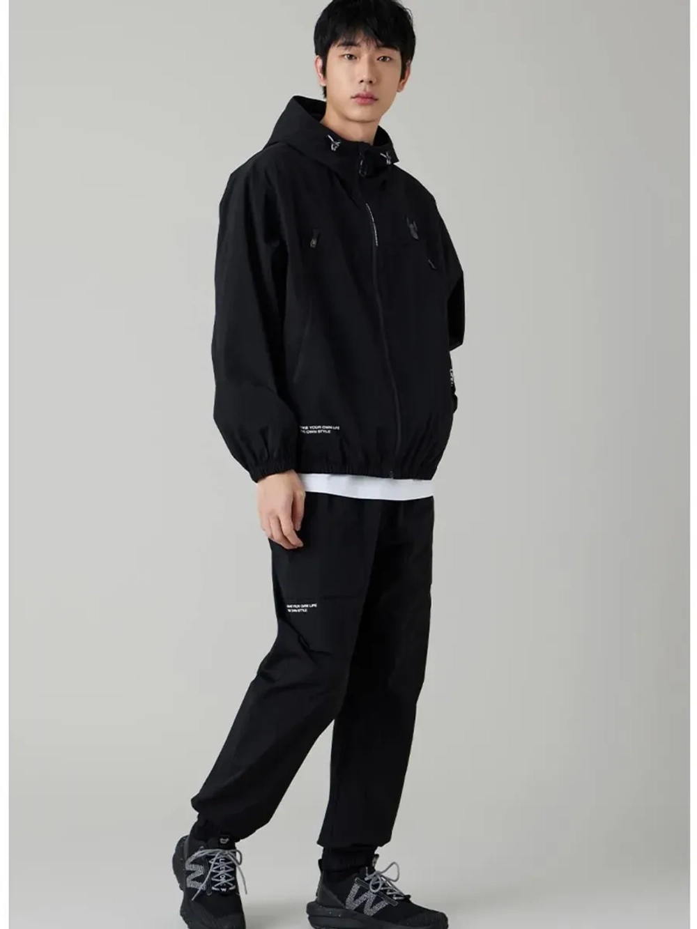 Нейлоновая куртка с капюшоном