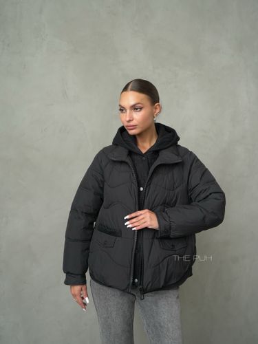 Черный пуховик с трикотажной манишкой