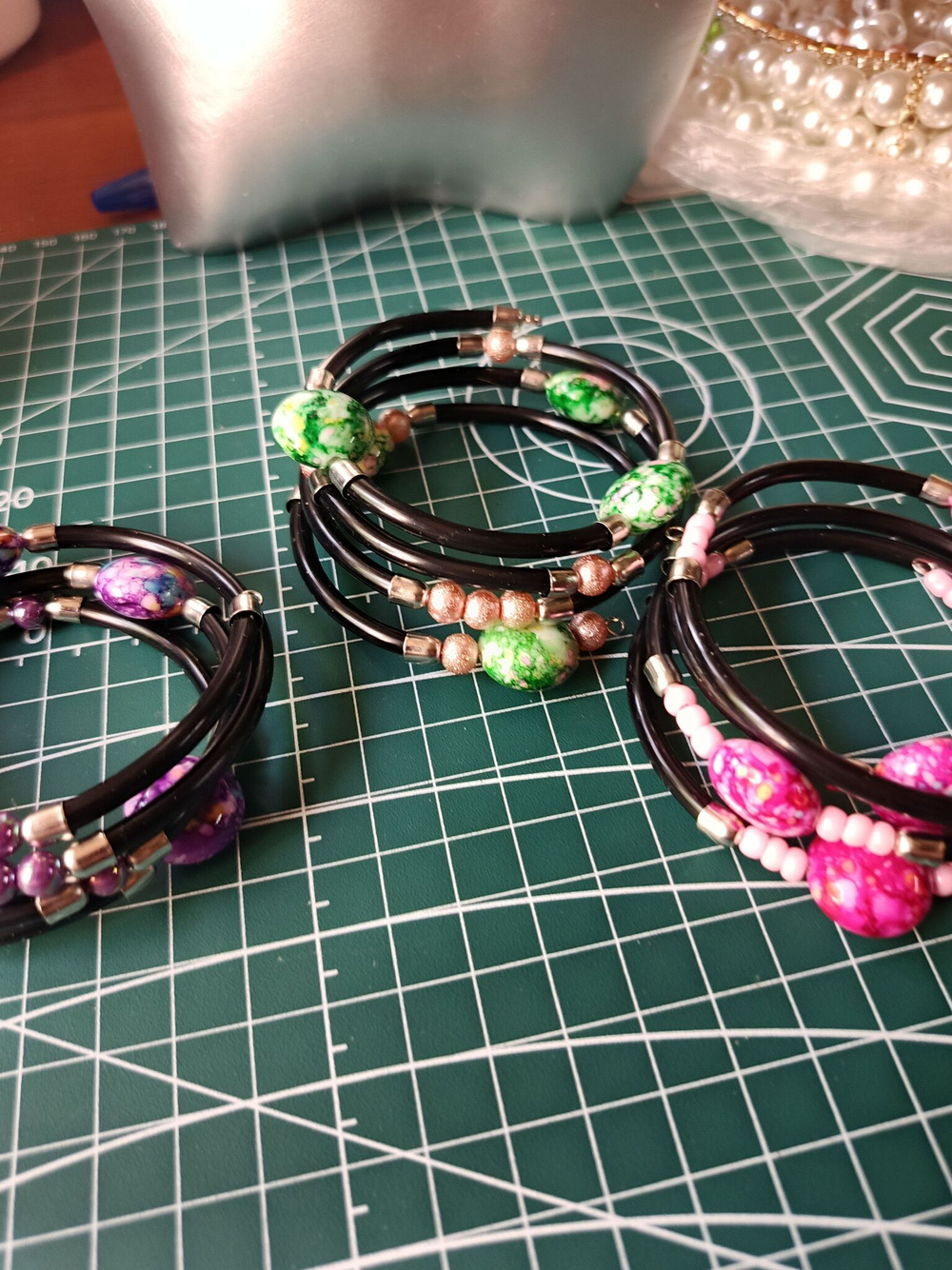 Нежный жемчужный браслет со стеклянным тюльпаном