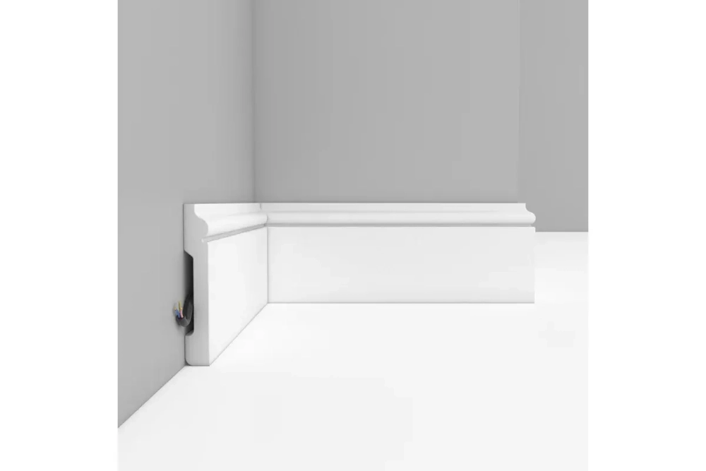 Плинтус напольный DECOMASTER D005-114ДМ (79*13*2400мм) белый глянцевый