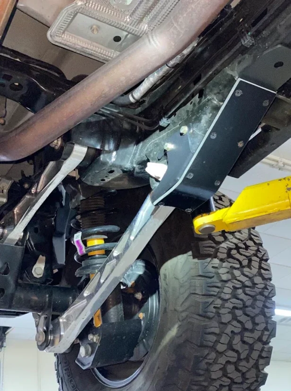 Защита рамы и крепления заднего нижнего рычага для Ford Bronco 2021+ со слайдером из HDPE