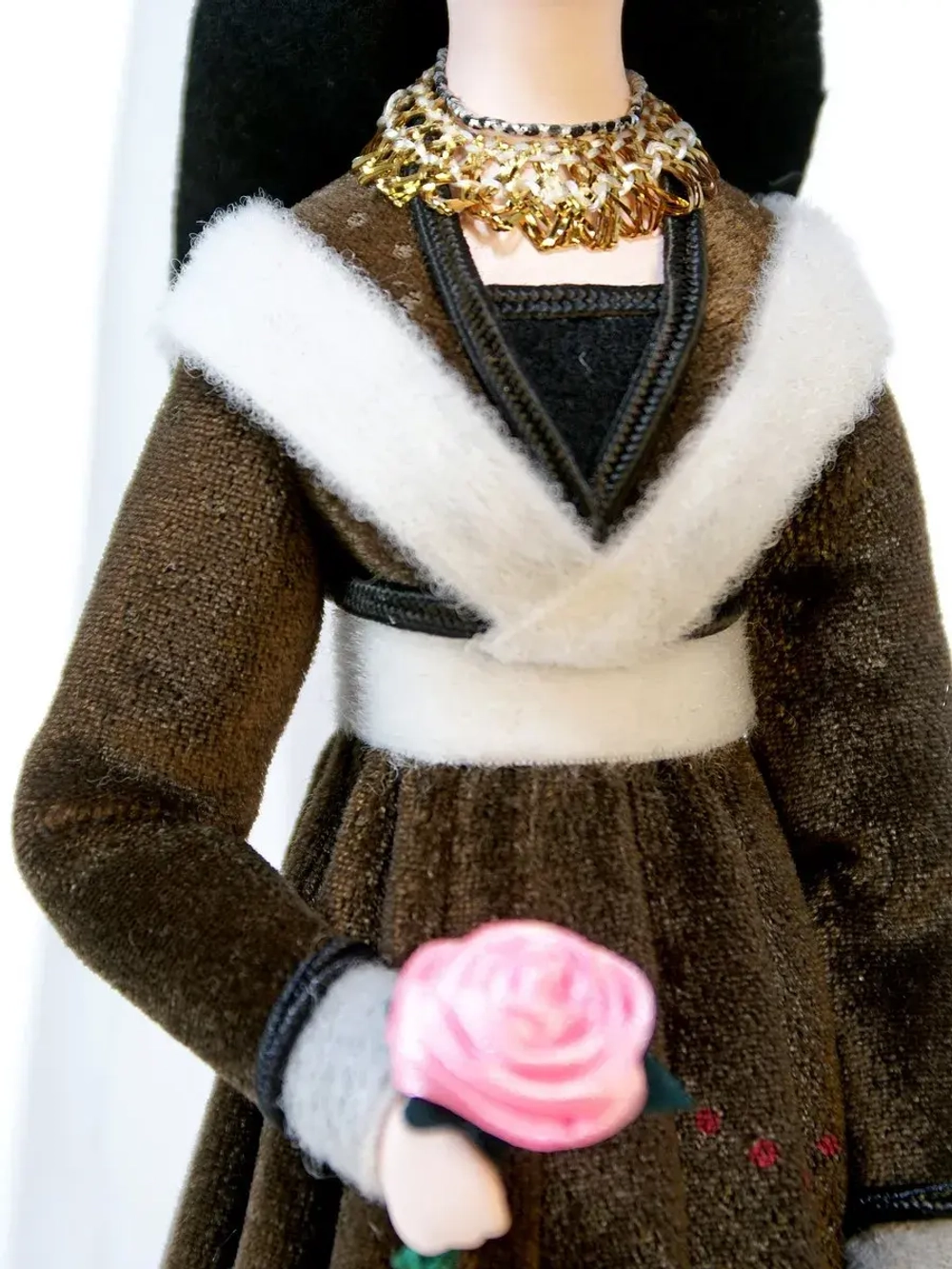 Кукла в праздничном костюме дворянки из Бургундии