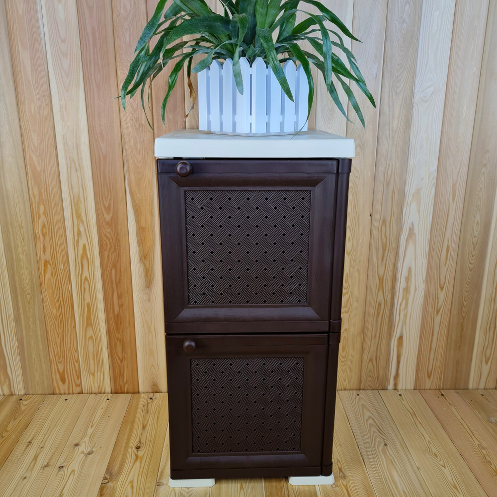 Тумба-шкаф пластиковая "УЮТ", с усиленными рёбрами жёсткости, две дверцы (верхняя плетёная, нижняя плетёная). Цвет: Бежевый с коричневыми дверцами.