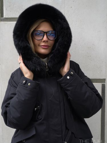 Черная укороченная парка с меховым воротником