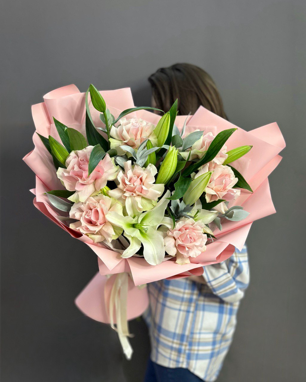 Авторский букет с лилиями и французскими розами