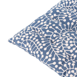 Подушка на стул темно-синего цвета с принтом Спелая Смородина из коллекции scandinavian touch, 40х40 см