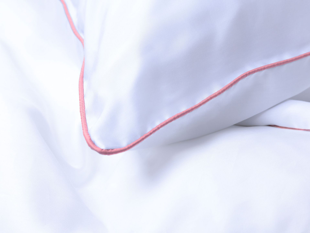 Постельное белье 2 спальное евро Mollen белое с вишнево-ягодным кантом