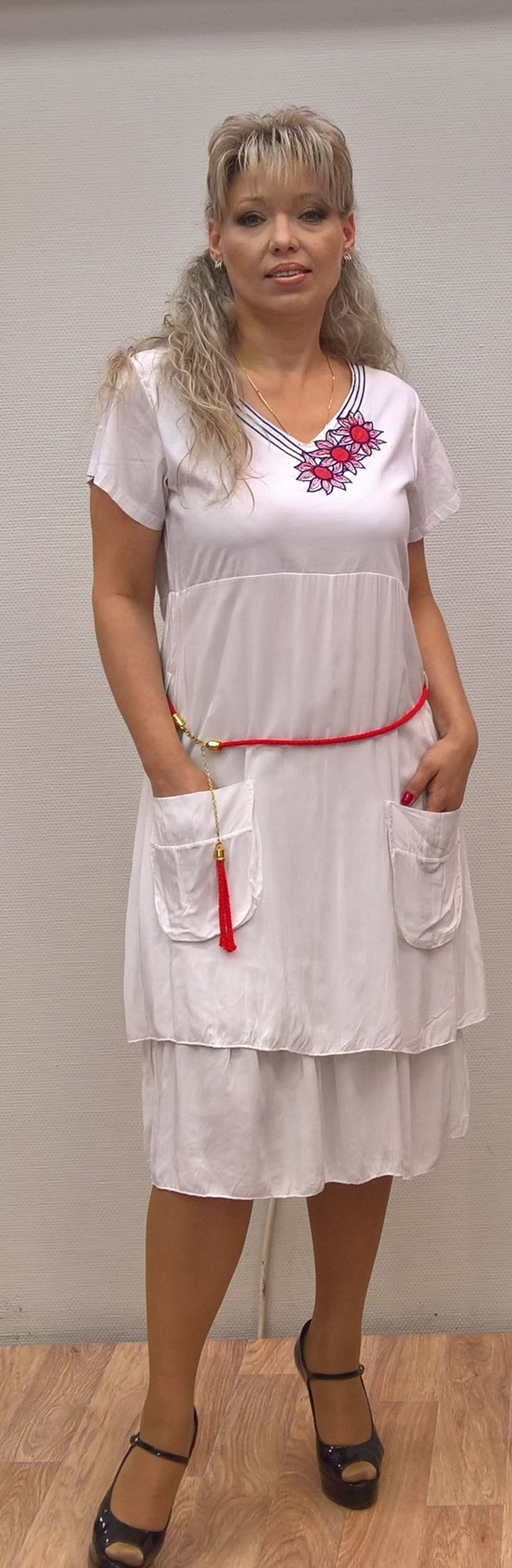 Оригинальное белое платье с красным принтом.