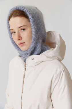 Капор голубого цвета из мохера