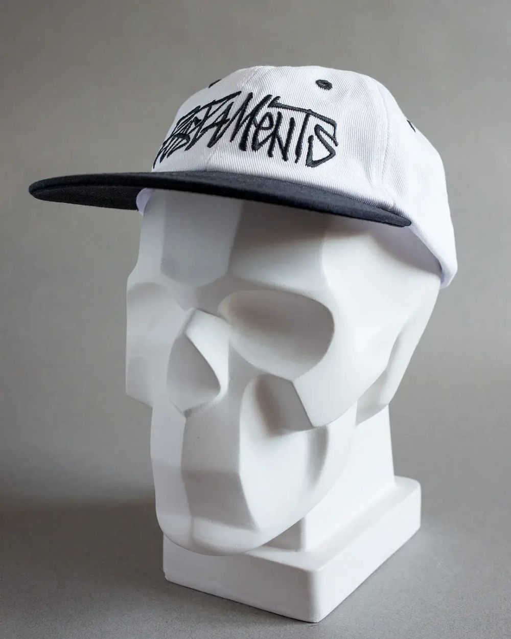 Кепка Postaments Flat белый/черный