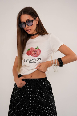 Футболка из хлопка , с добавлением стрейча , облегающего силуэта .