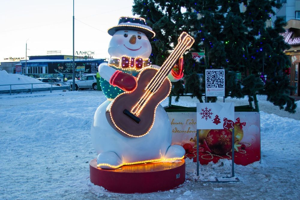 новогодний снеговик с гитарой