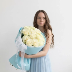 15 белых роз с упаковкой