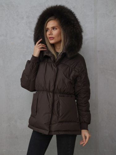 Коричневый пуховик с отделкой из меха енота